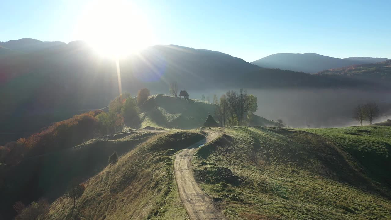 鸟瞰秋日乡村山间宅基地、木屋视频素材