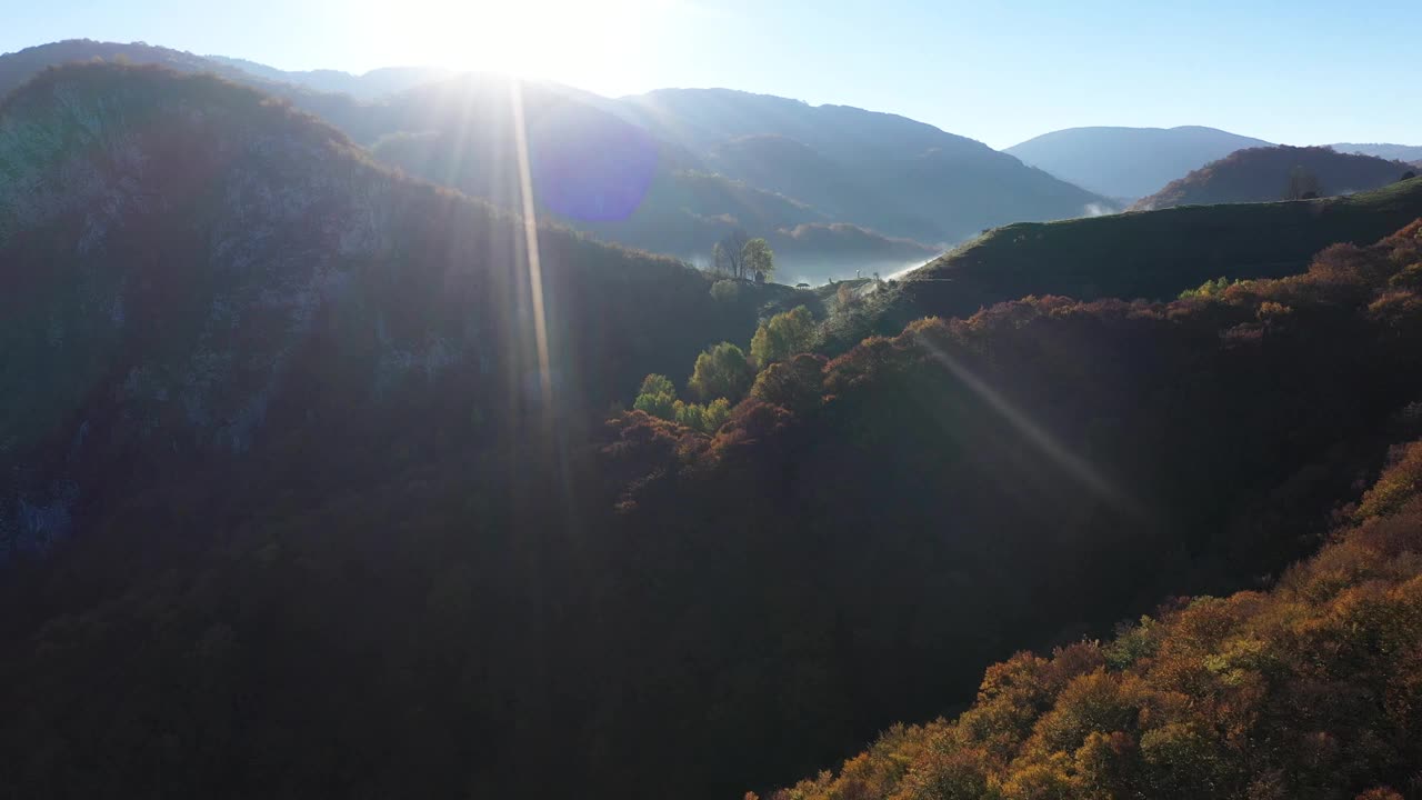 清晨鸟瞰乡村秋日薄雾缭绕的山丘视频下载