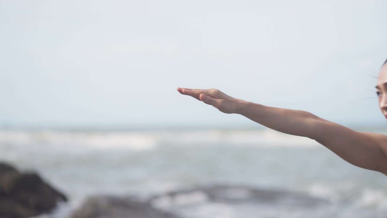 在海滩冥想的瑜伽日。视频下载