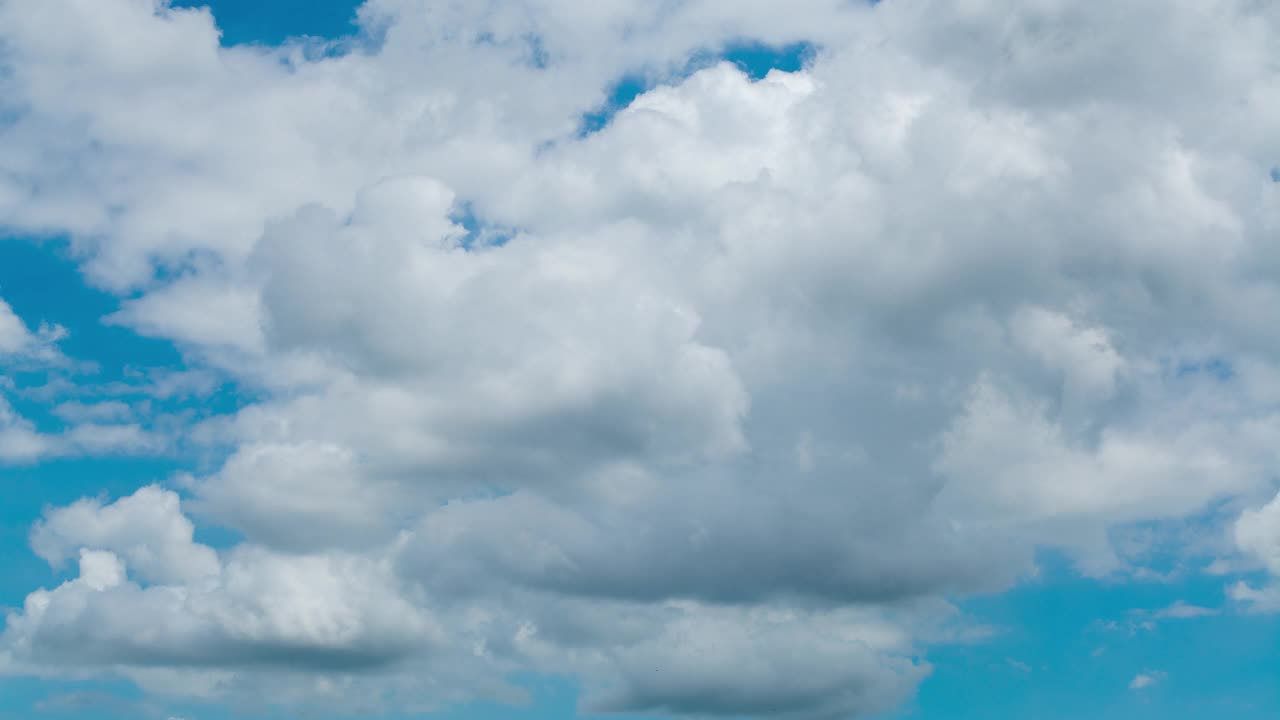 天空和云，云的运动由于气流，白天的天气条件视频下载