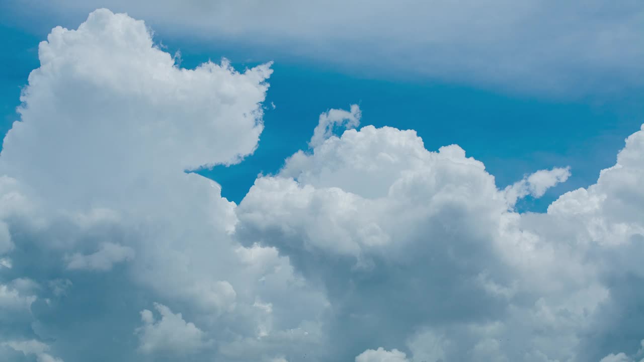 天空和云，云的运动由于气流，白天的天气条件视频素材