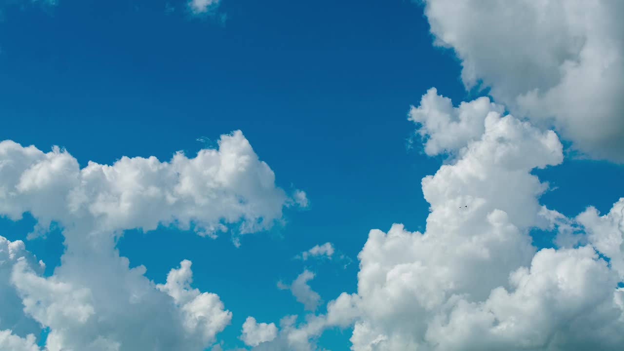 天空和云，云的运动由于气流，白天的天气条件视频下载