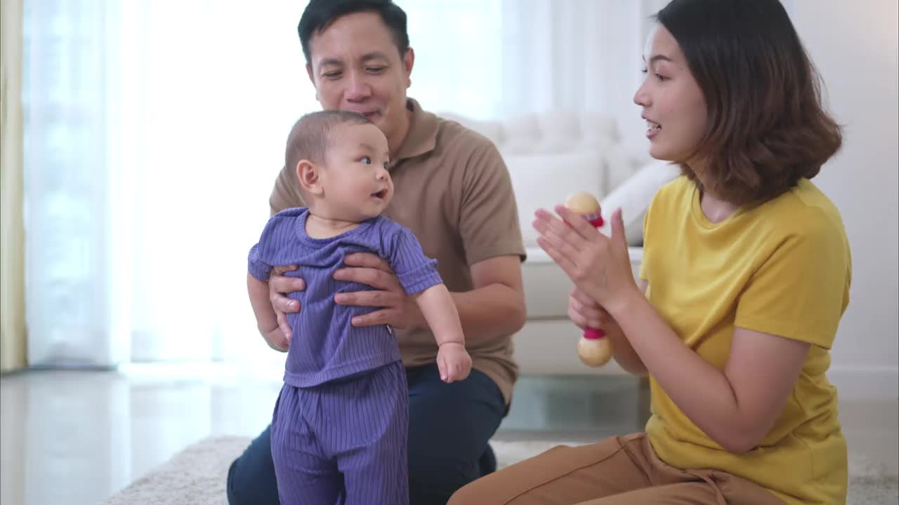 父母和他们的小孩在房子的客厅里快乐地玩耍视频下载