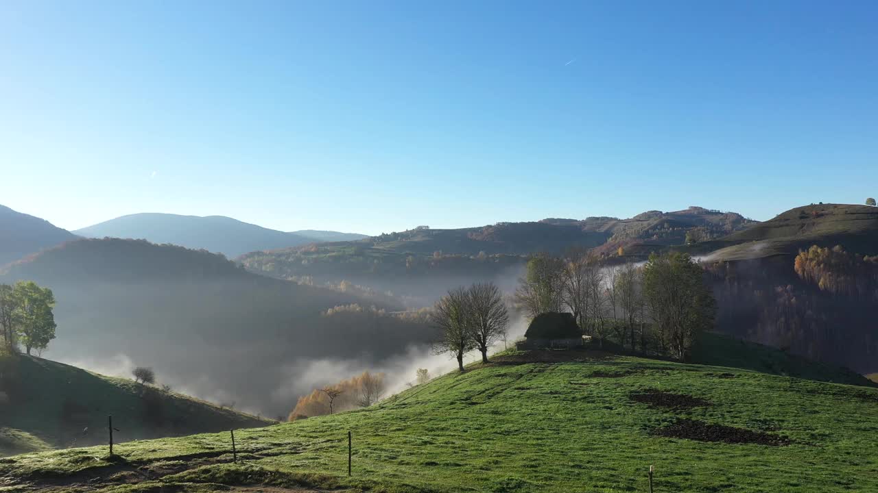 鸟瞰秋日乡村山间宅基地、木屋视频素材