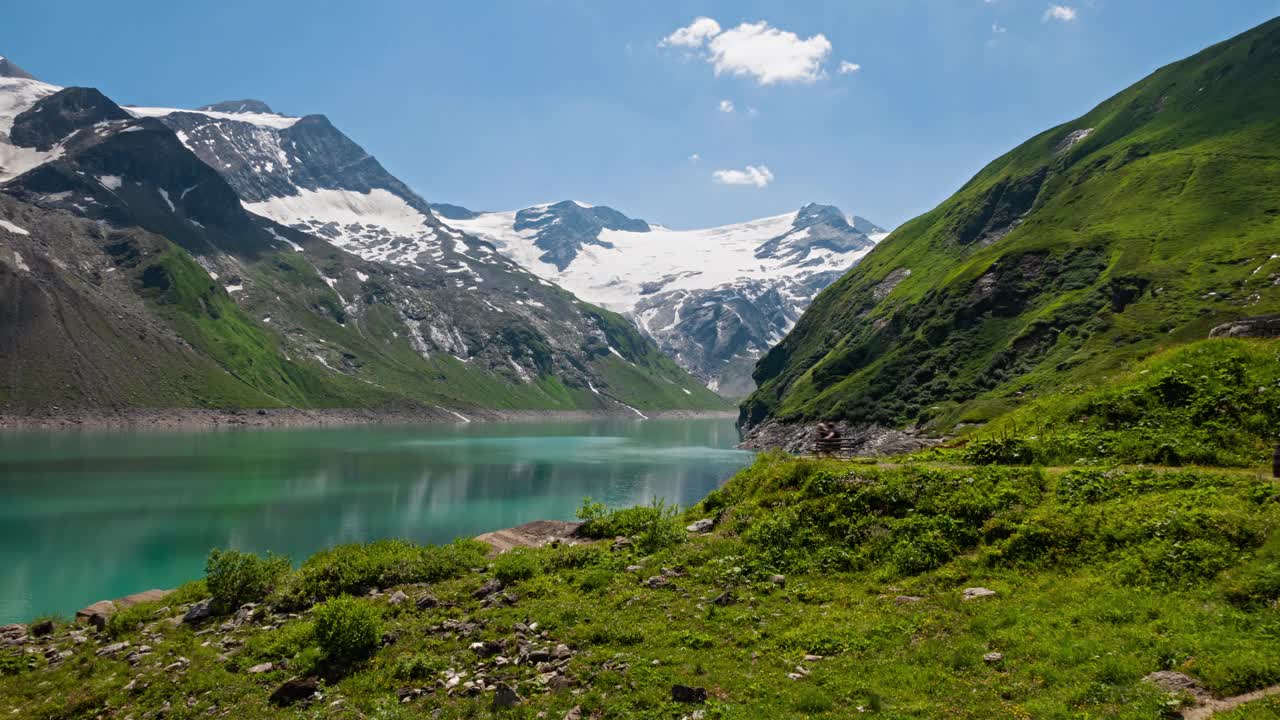 位于奥地利萨尔茨堡州高陶恩地区Kaprun高山水库上的Mooserboden Stausee湖。视频下载