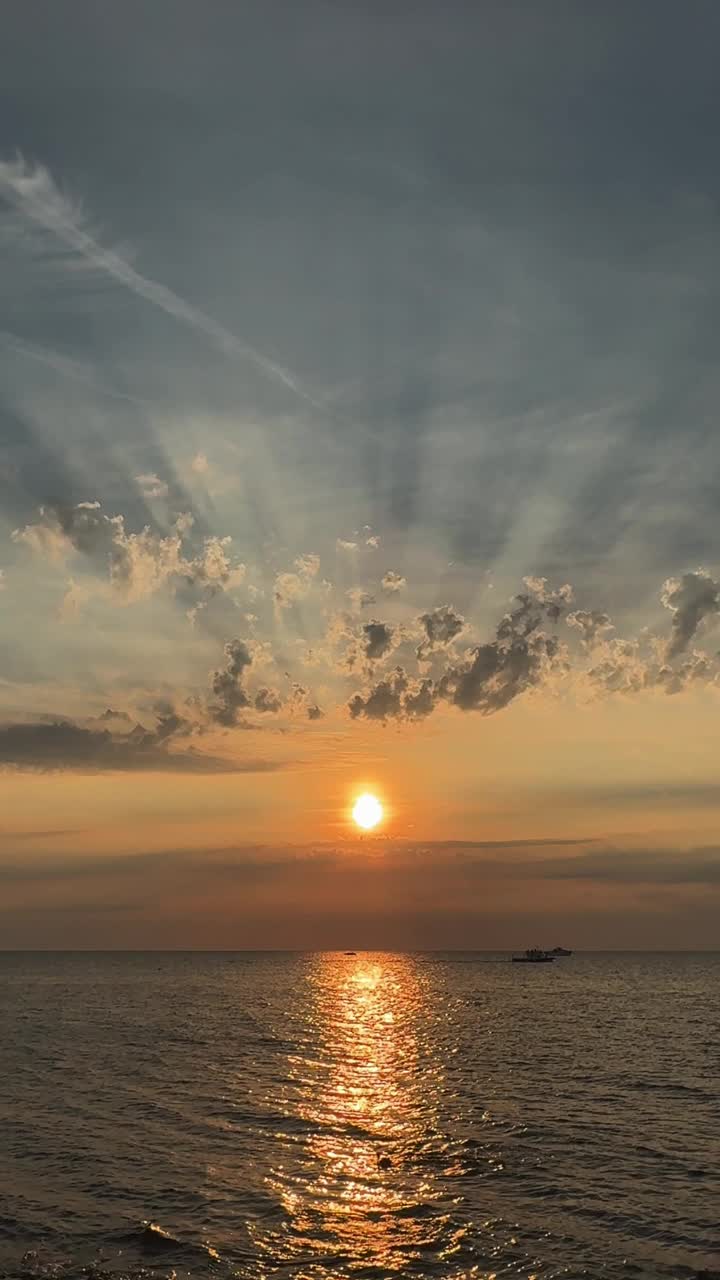 海面上壮丽的日落视频下载