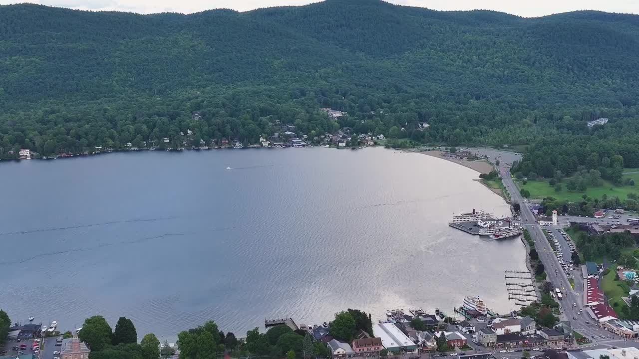 阳光明媚的夏日午后，美国纽约乔治湖周边地区的航拍视频视频下载