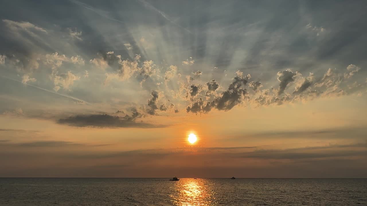 海面上壮丽的日落视频下载