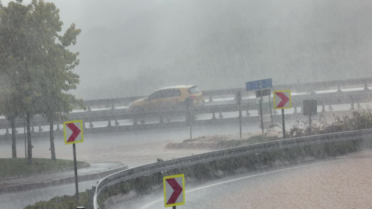 大雨落在铁路交汇处视频素材