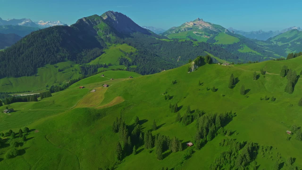 瑞士夏季旅游胜地。鸟瞰瑞士美丽的瑞士山谷。田园诗般的瑞士山景，航拍清晨的瑞士乡村风光视频下载