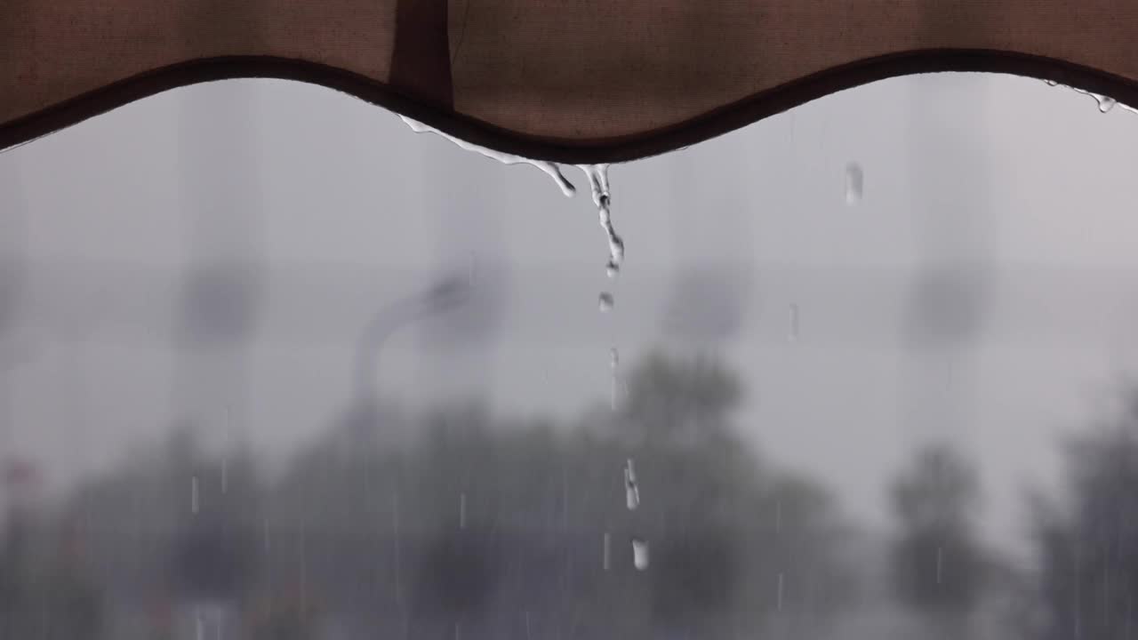 大雨。雨从雨篷上倾泻而下视频素材