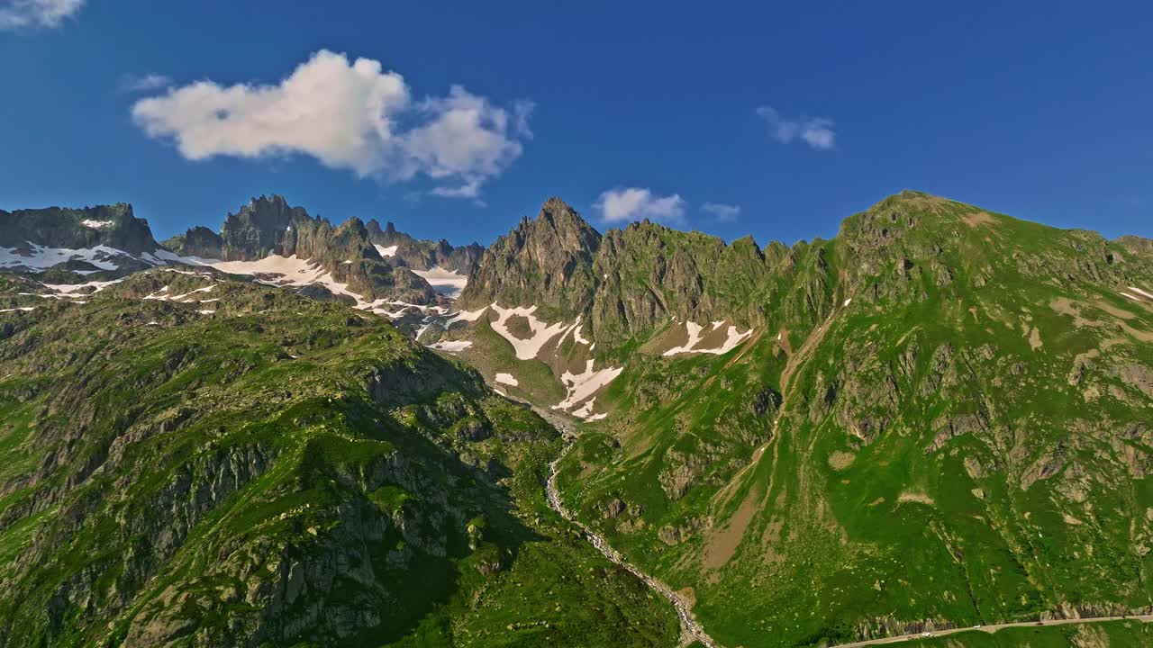 瑞士夏季旅游胜地。鸟瞰瑞士美丽的瑞士山谷。田园诗般的瑞士山景，航拍清晨的瑞士乡村风光视频下载