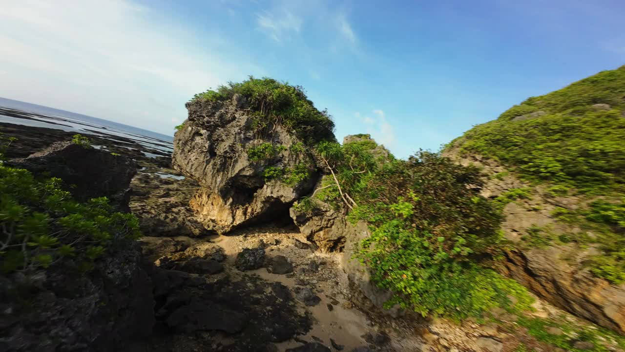 FPV飞越冲绳岩石岩层，揭示海洋视频下载