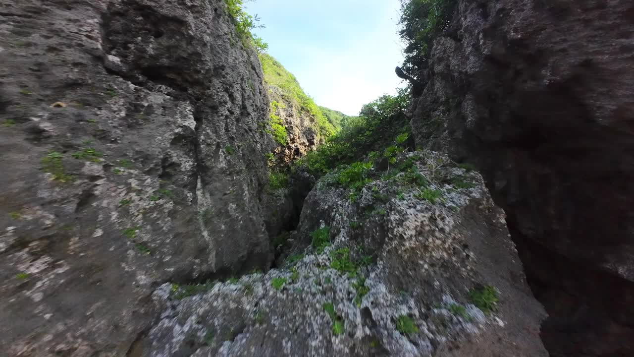 FPV飞越冲绳岩石岩层，揭示海洋视频素材