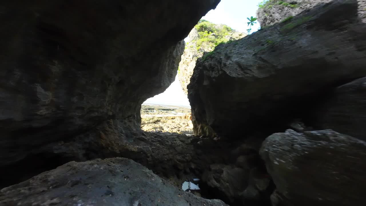 FPV飞越冲绳岩石岩层，揭示海洋视频素材