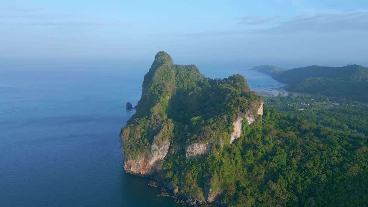 在泰国的皮皮岛，有着陡峭山脉的热带天堂。无人机航拍视频素材