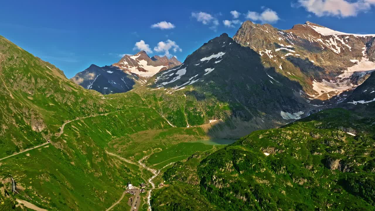 瑞士夏季旅游胜地。鸟瞰瑞士美丽的瑞士山谷。田园诗般的瑞士山景，航拍清晨的瑞士乡村风光视频下载