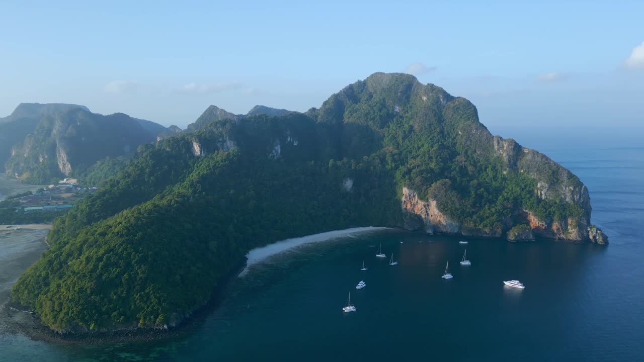 泰国甲米省安达曼海皮皮群岛的风景天堂。无人机航拍视频素材