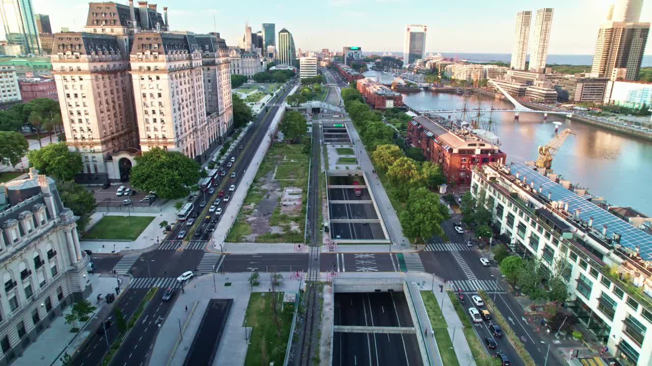 布宜诺斯艾利斯市区道路鸟瞰图，达尔塞纳河苏尔和马德罗港附近，阿根廷视频素材