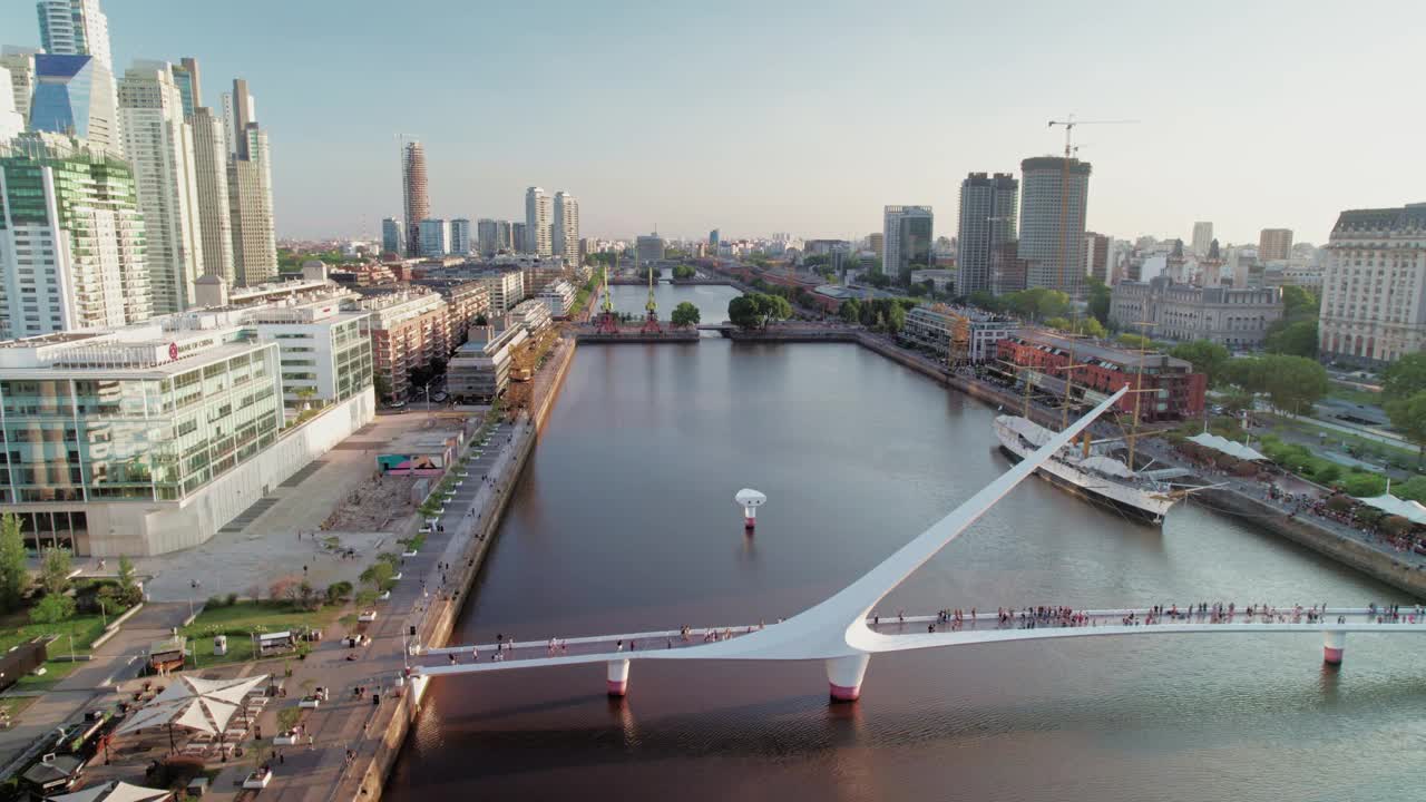 空中拍摄的女子步行桥Puente de la Mujer，布宜诺斯艾利斯视频素材