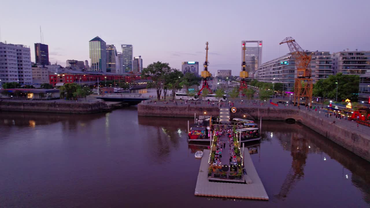 迪克河上的全景平底锅显示了马德罗港，布宜诺斯艾利斯的Puente de la Mujer视频素材