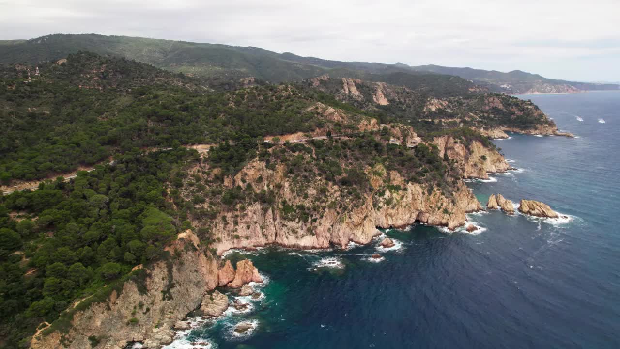 西班牙布拉瓦海岸托萨德马尔镇附近的海崖景色。无人机航拍视频素材