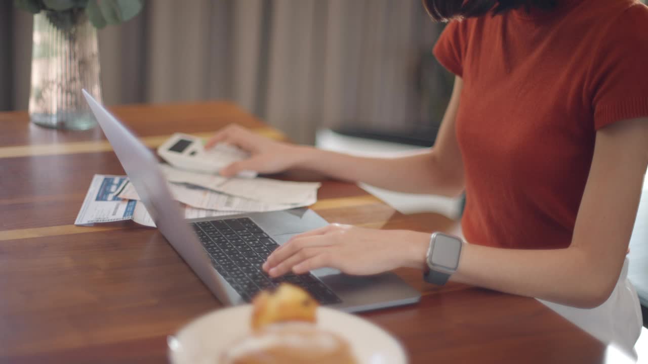 女人在家里做财务预算视频素材