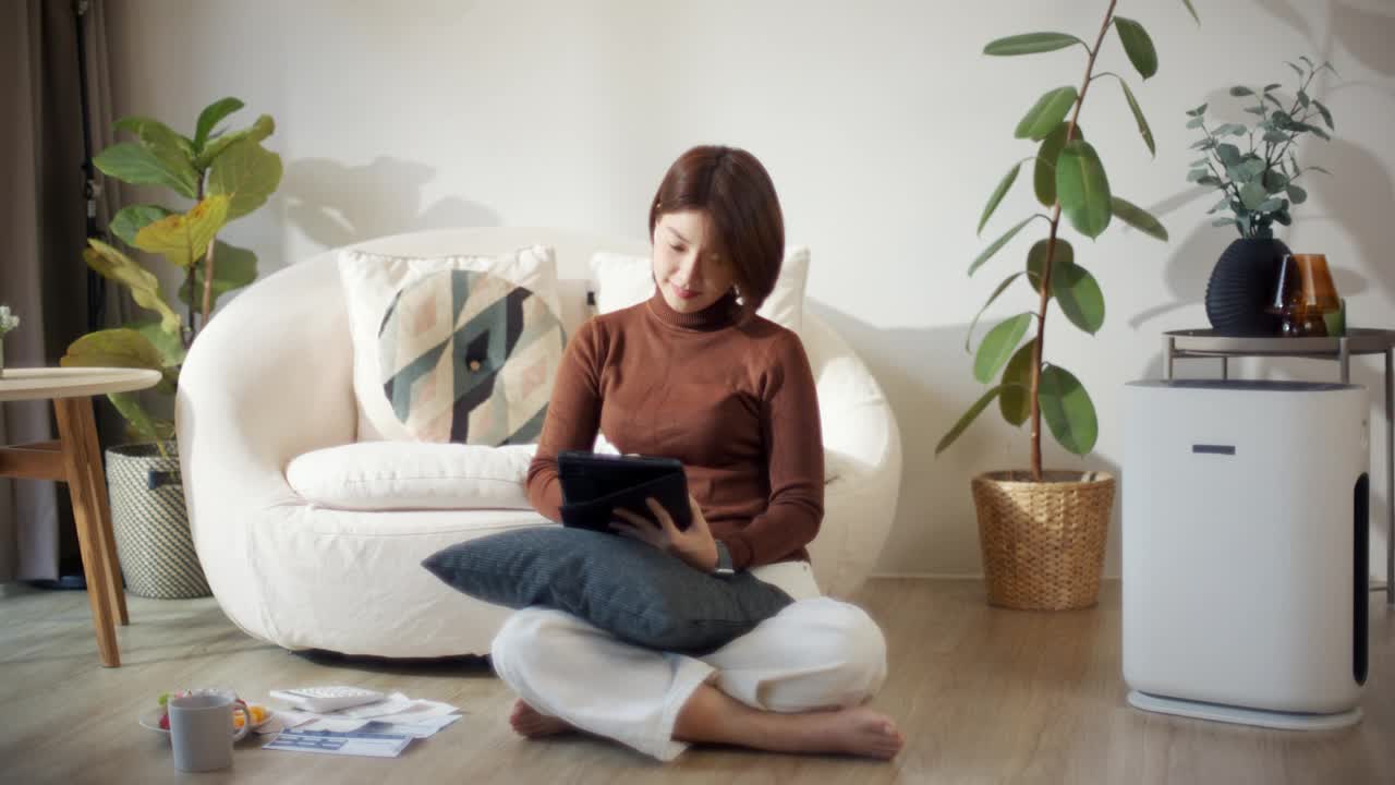 亚洲女性在家计算财务，在线支付账单视频下载