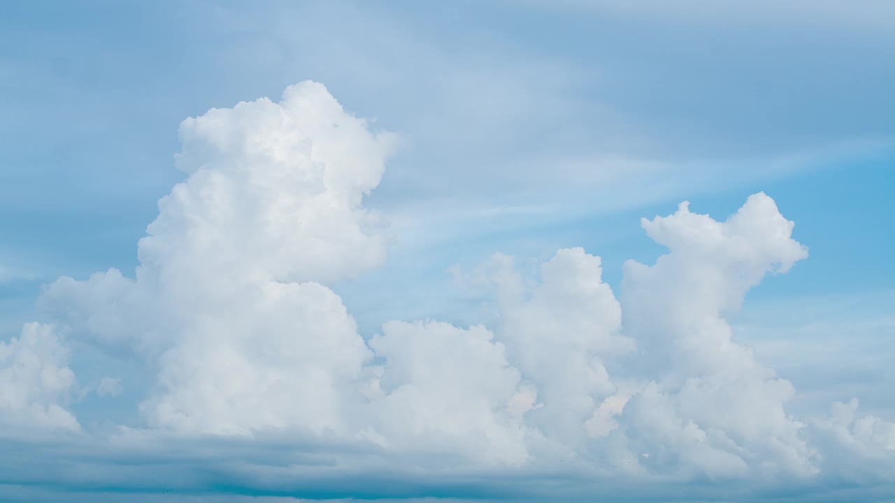 天空和云，云的运动由于气流，白天的天气条件视频下载