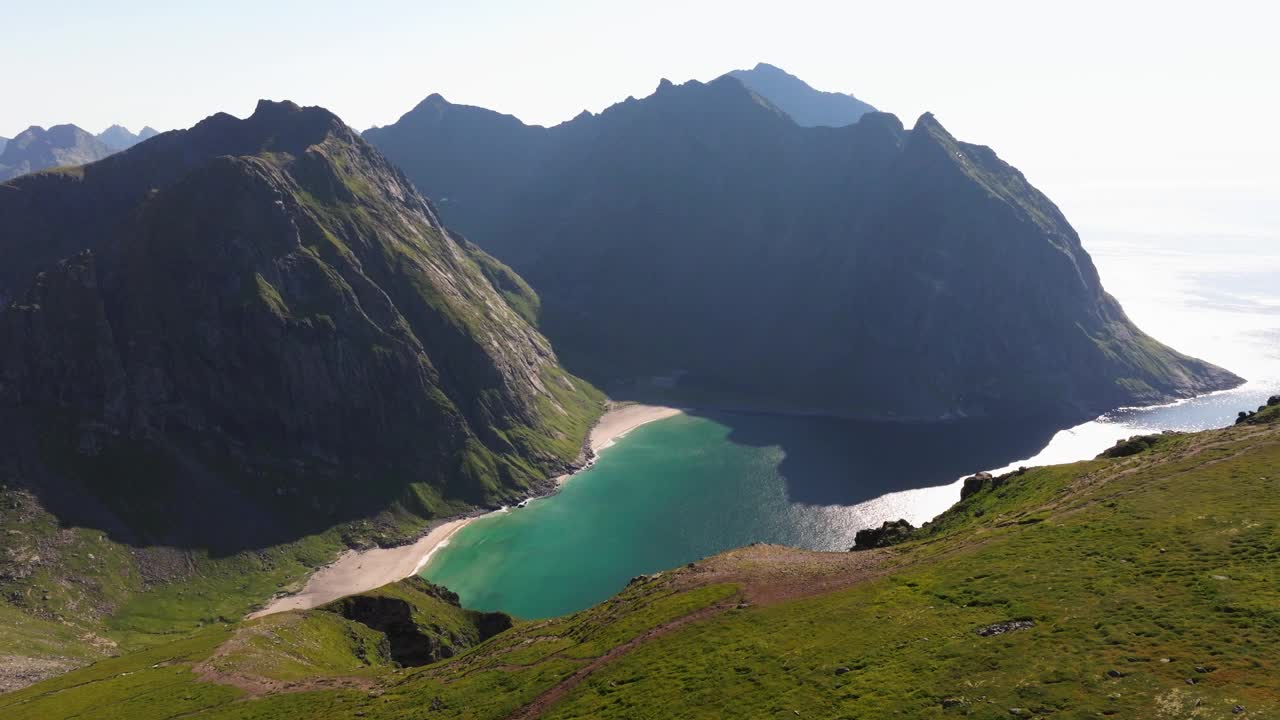 电影建立无人机拍摄Kvalvika海滩，Ryten山。罗弗敦群岛，挪威视频素材