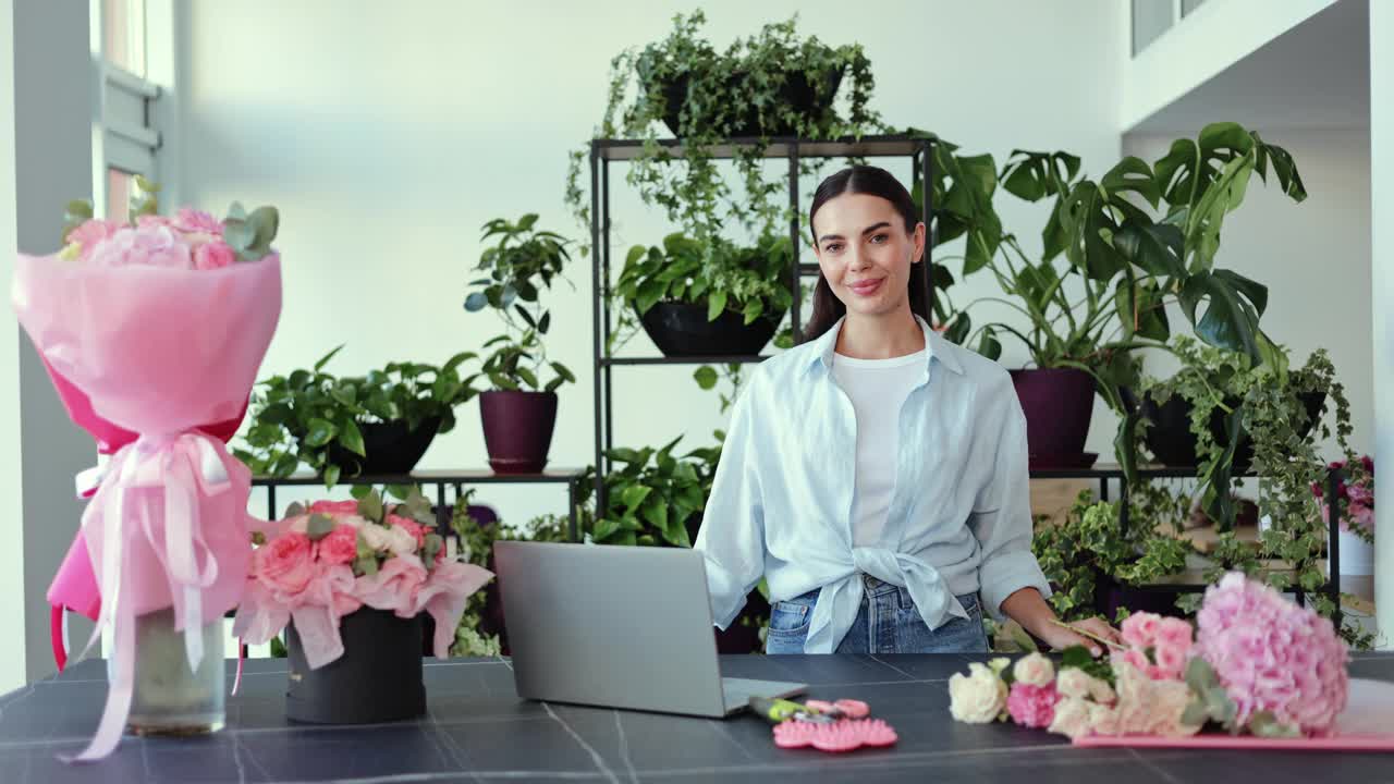 自信的年轻女商人在她的花店里视频素材