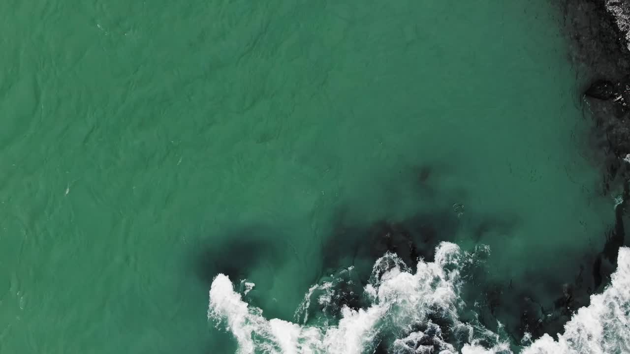 水流波浪，俯视图。美丽的大海。源头，河流入海口。安抚性镇静注射视频下载