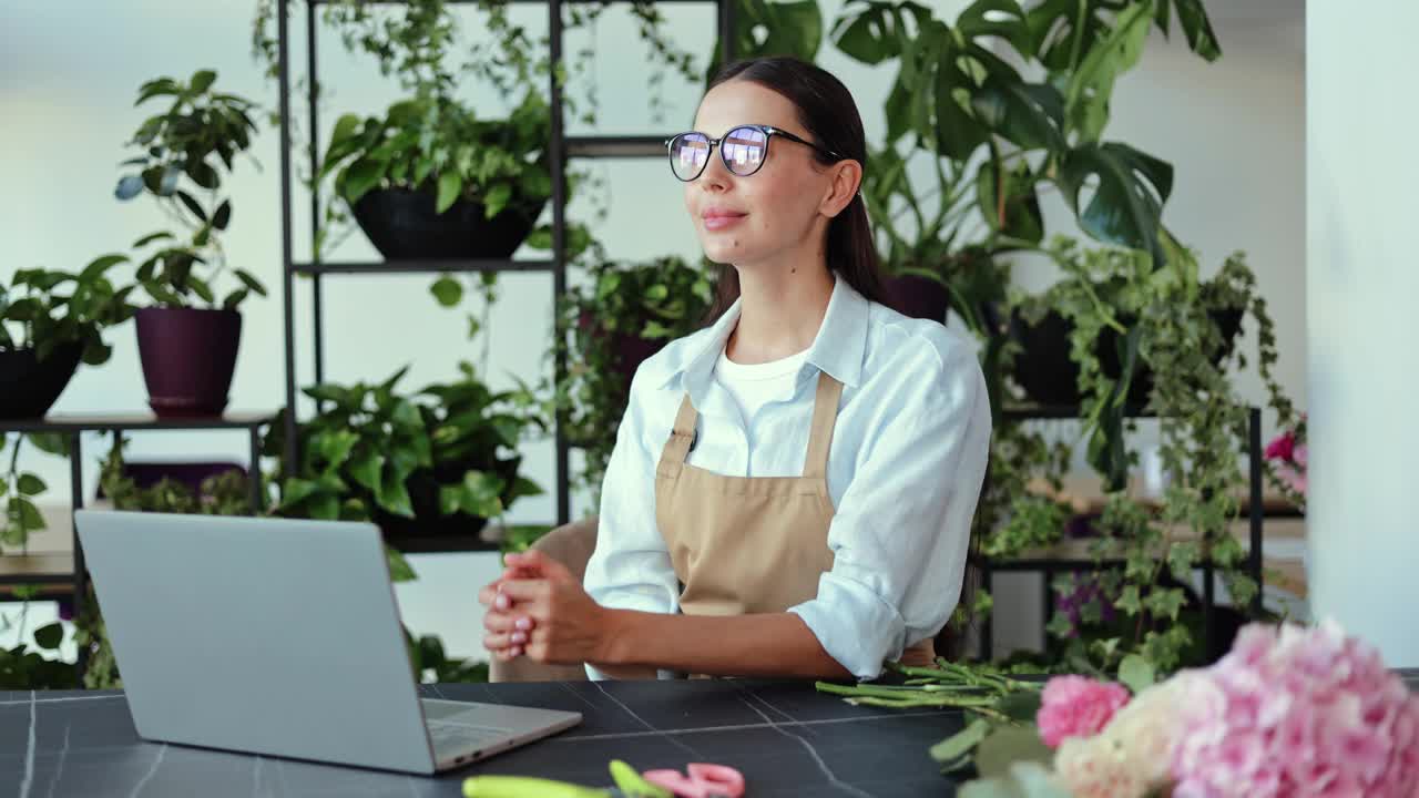 在花店生意上做白日梦的女人视频素材