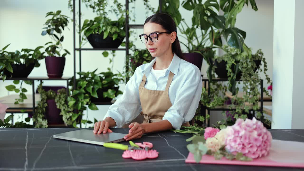 花商在她的店铺里插花视频下载