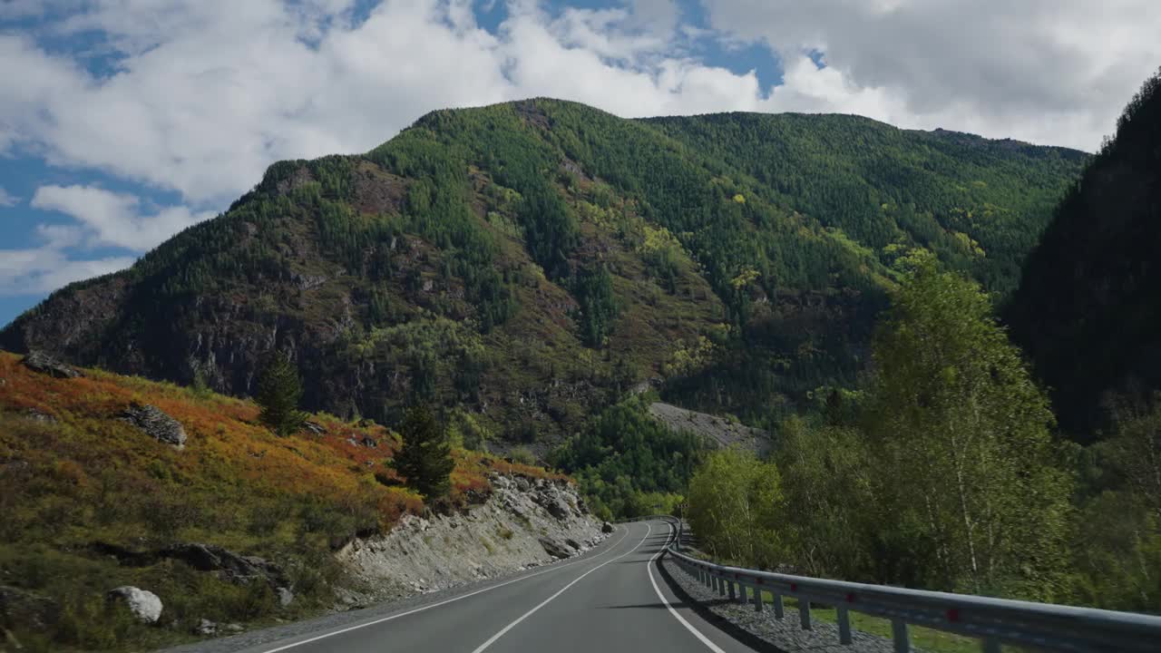 道路，雄伟的绿色山，pov无人机从窗口看车。开车旅行，自驾游视频下载