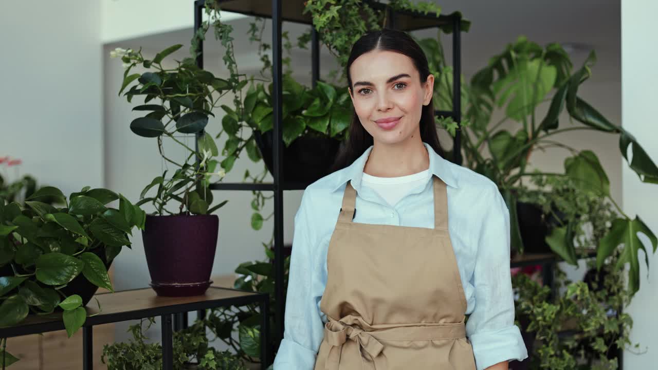 自信的年轻女企业主在她的植物店里微笑视频素材