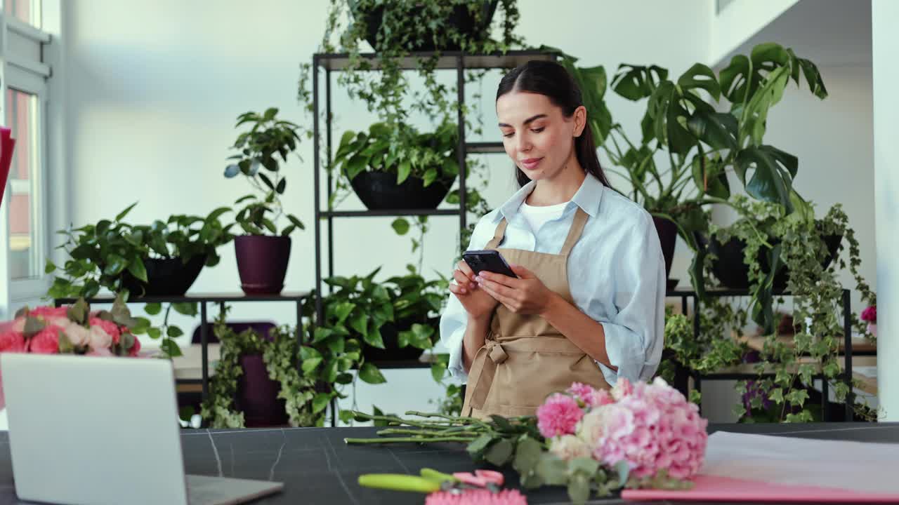 花店里的年轻女商人视频下载