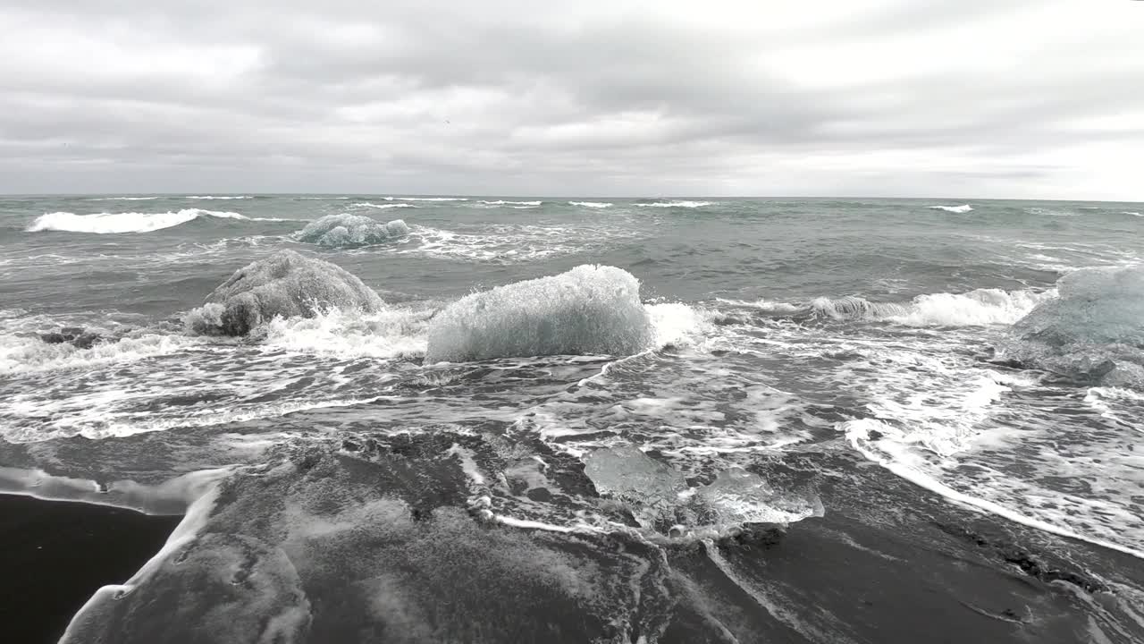 冰岛Jokulsarlon钻石海滩，大西洋海浪粉碎冰山视频下载