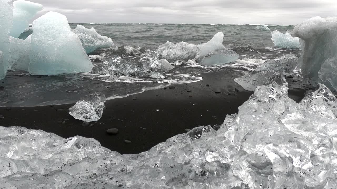 冰岛Jokulsarlon钻石海滩，大西洋海浪粉碎冰山视频下载