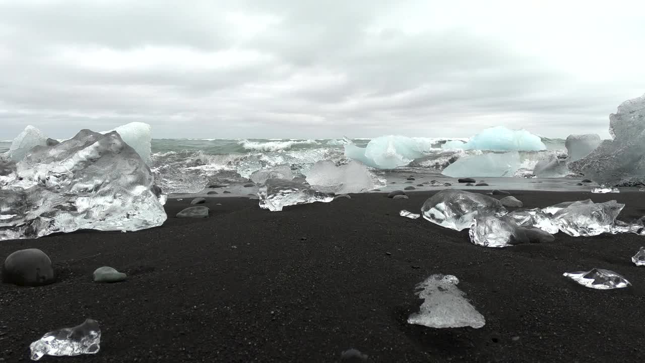 冰岛Jokulsarlon钻石海滩，大西洋海浪粉碎冰山视频下载