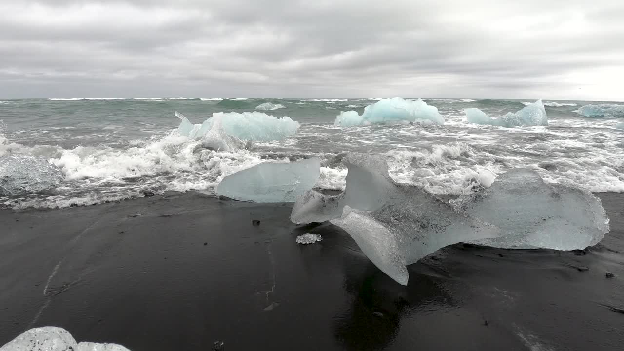 冰岛Jokulsarlon钻石海滩，大西洋海浪粉碎冰山视频下载