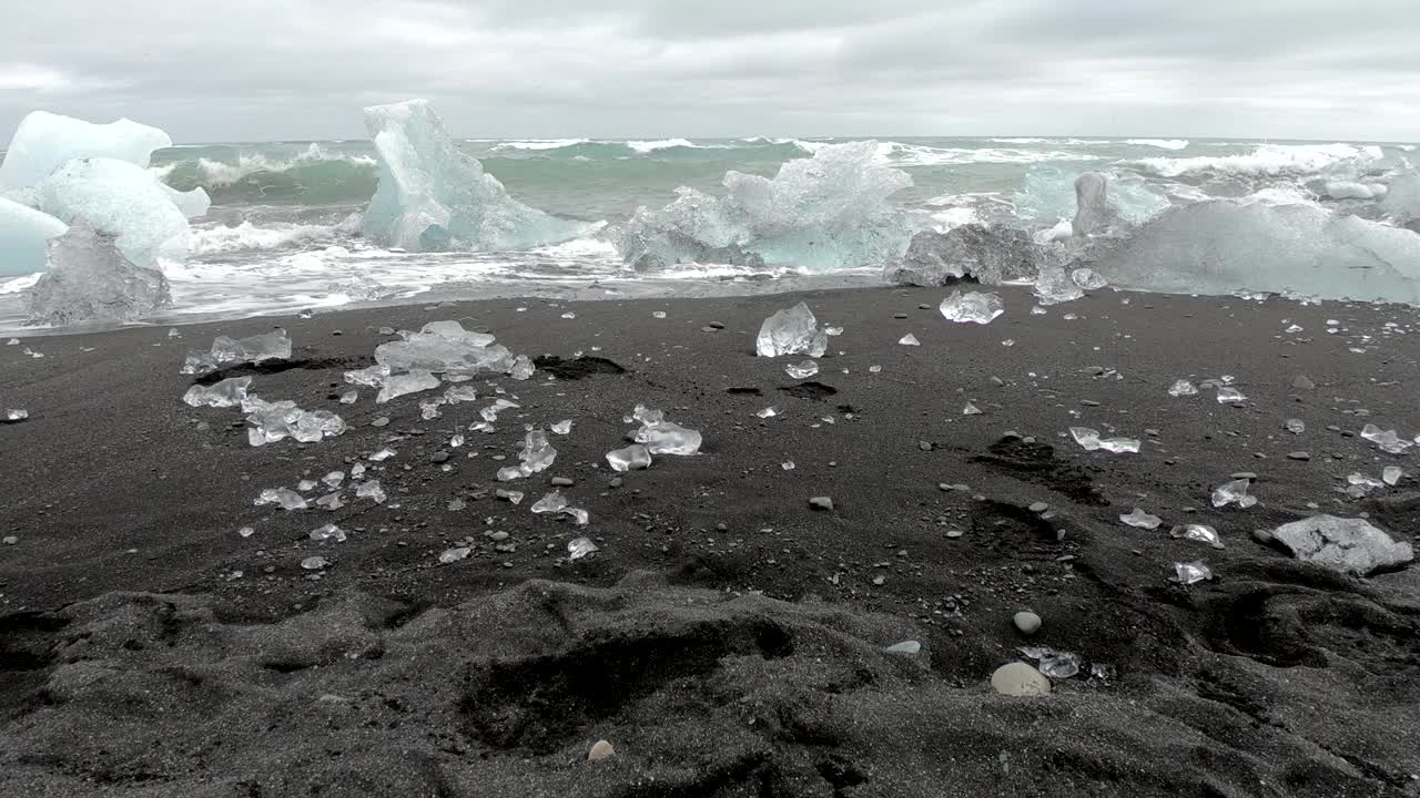 冰岛Jokulsarlon钻石海滩，大西洋海浪粉碎冰山视频下载