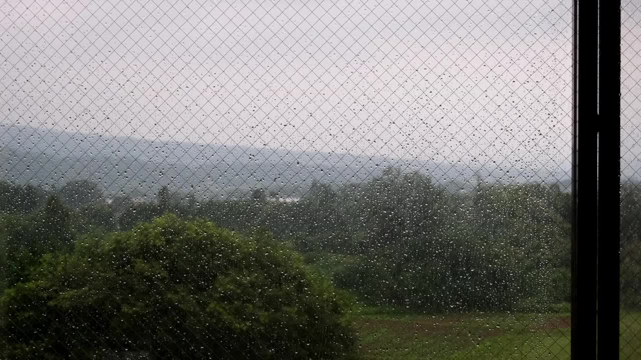 大雨天，窗玻璃和雨点，房子里面视频下载