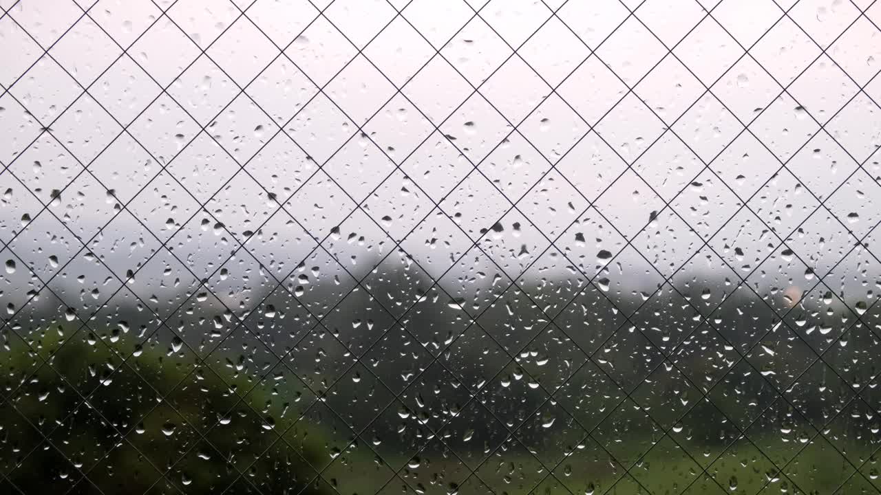 绵绵的雨，窗玻璃和雨滴的特写，久久视频下载