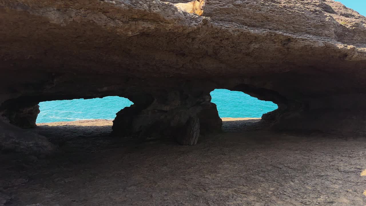 La Ojerada是西班牙坎塔布连海岸的天然拱门。视频下载