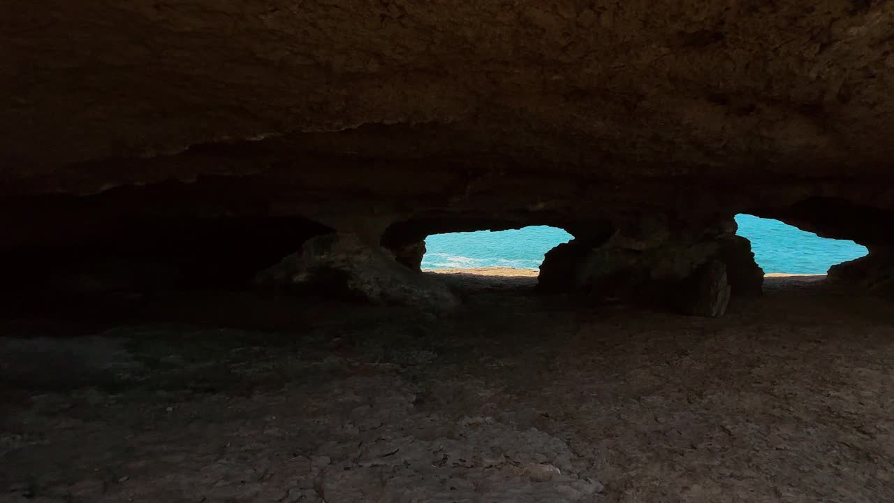 La Ojerada是西班牙坎塔布连海岸的天然拱门。视频下载