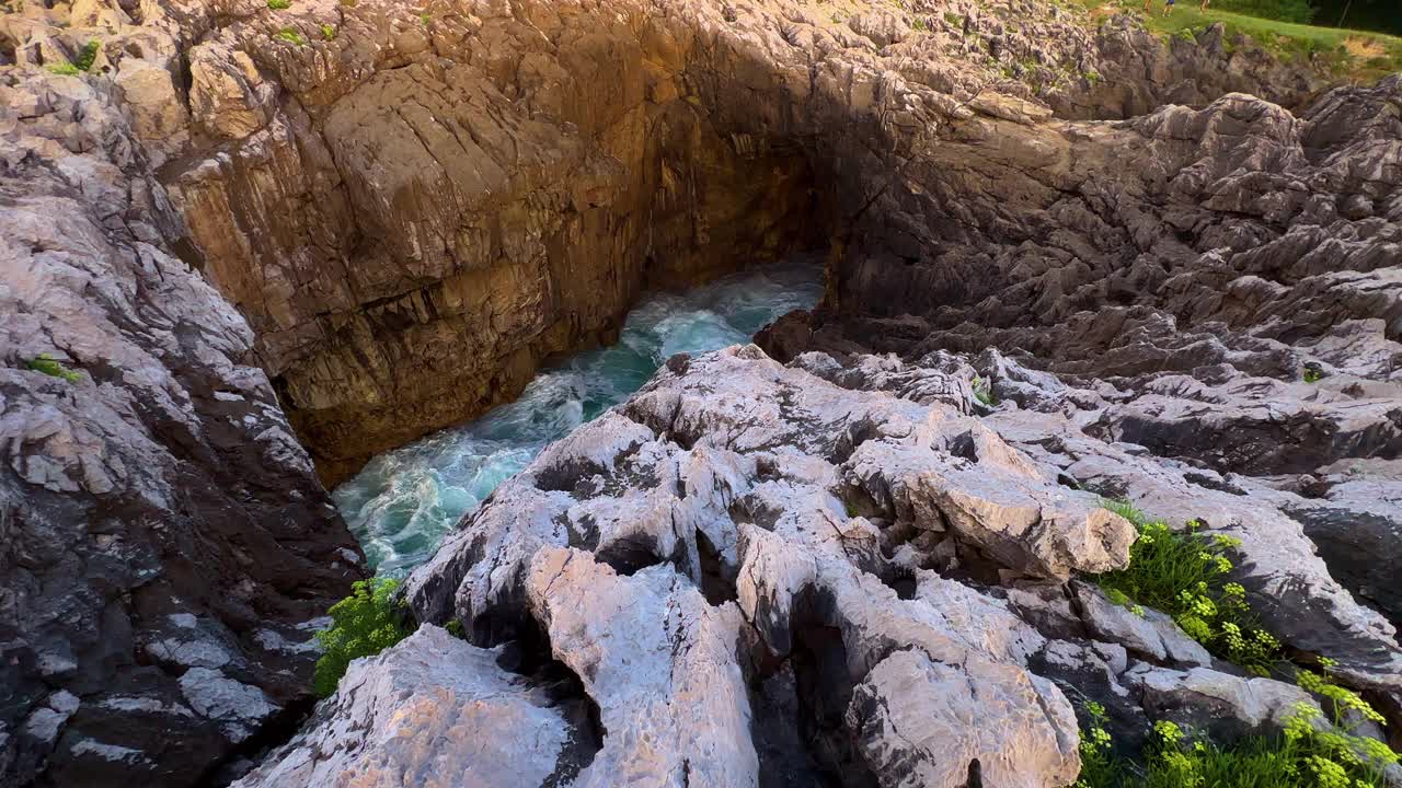 西班牙阿斯图里亚斯著名的天然海洞。景观的海浪溅在一个天然的岩石拱门。视频素材