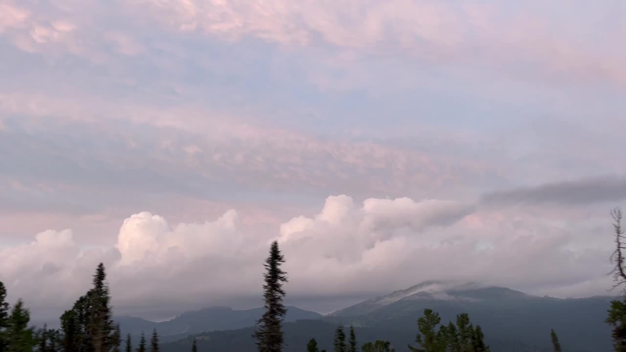 傍晚时分，飞机飞过群山。视频下载