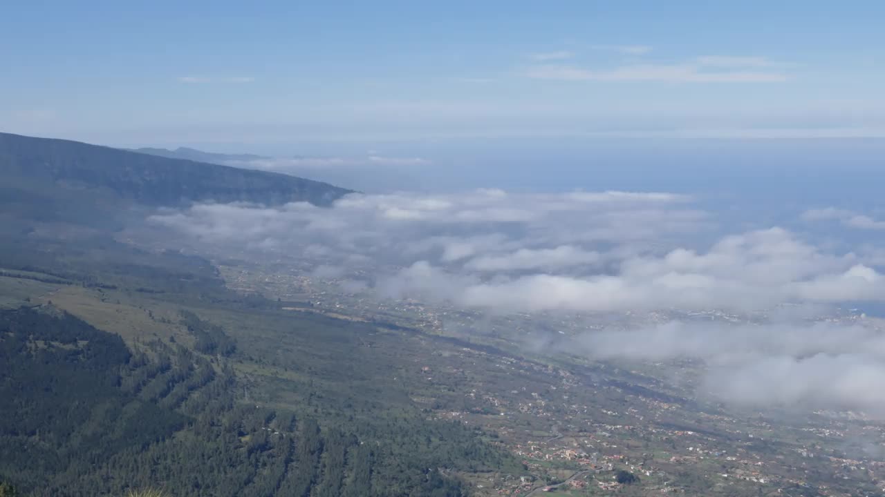 西班牙加那利群岛，特内里费岛，超延时云覆盖了Puerto de la Cruz和Teide国家公园。视频下载