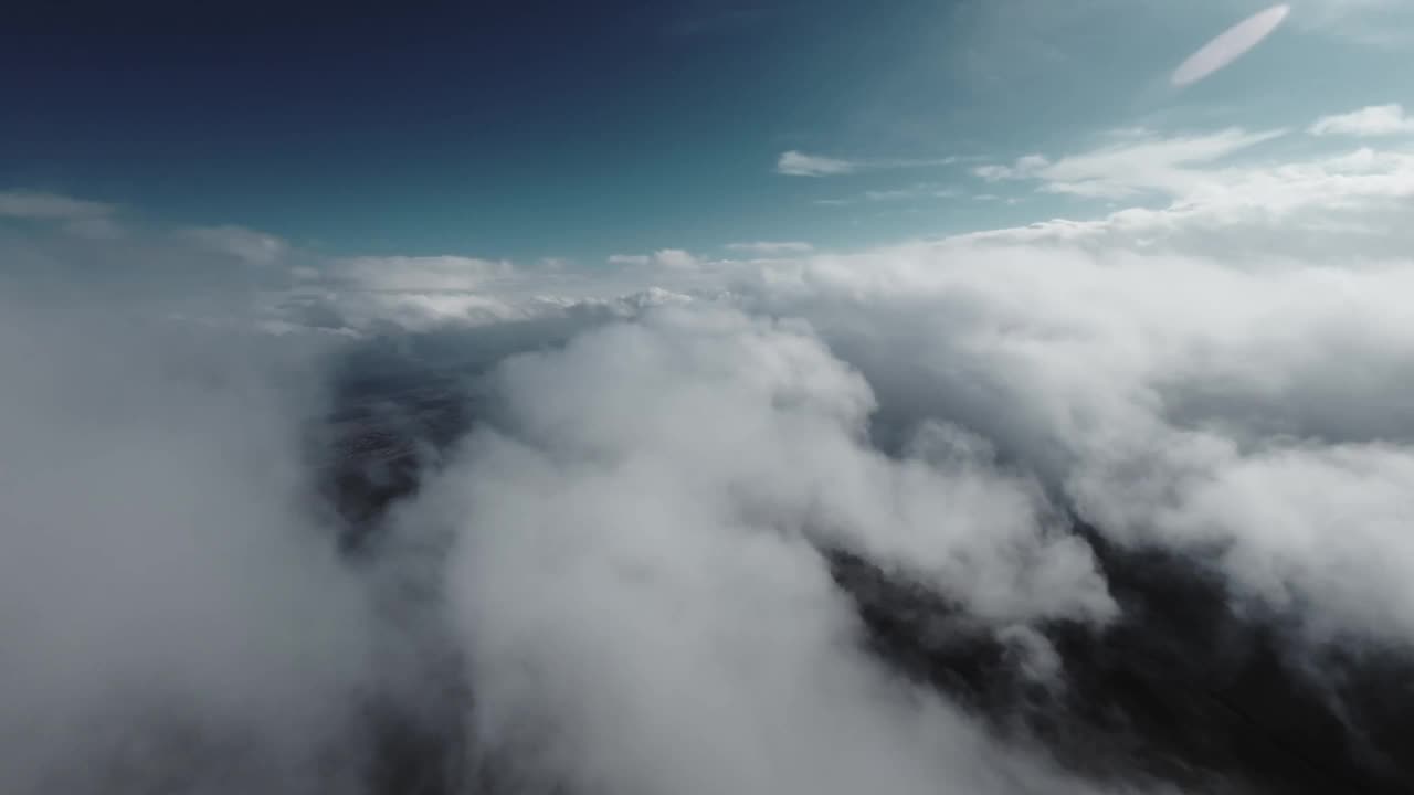 空中云景鸟瞰图，第一人称视角，4K视频素材